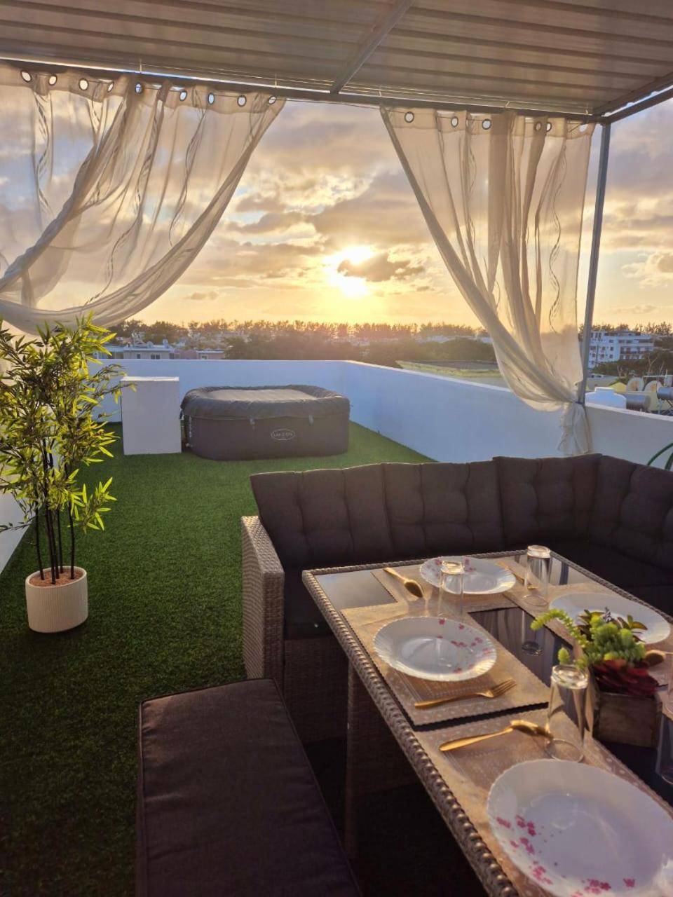 Skyview Apartment- Rooftop Penthouse With Sunset & Sea Views Flic en Flac Exterior photo