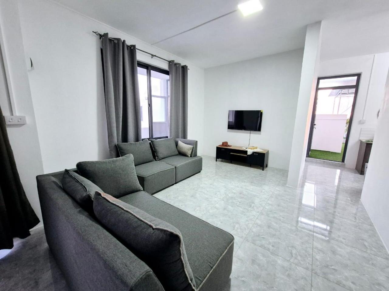Skyview Apartment- Rooftop Penthouse With Sunset & Sea Views Flic en Flac Exterior photo