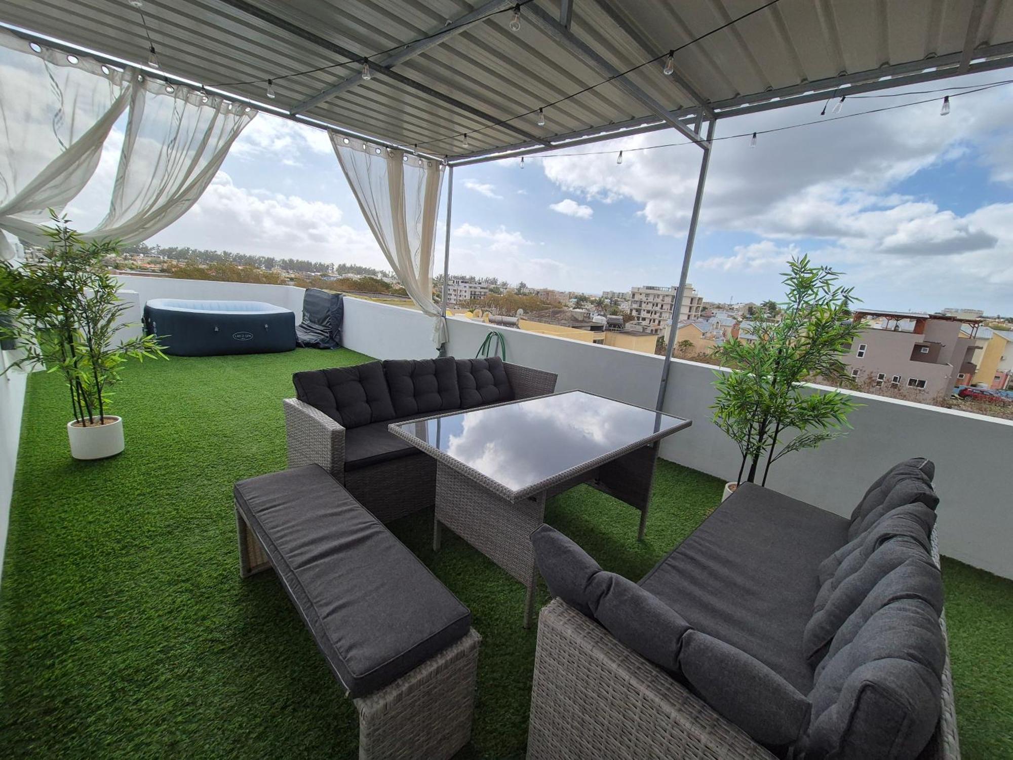 Skyview Apartment- Rooftop Penthouse With Sunset & Sea Views Flic en Flac Exterior photo
