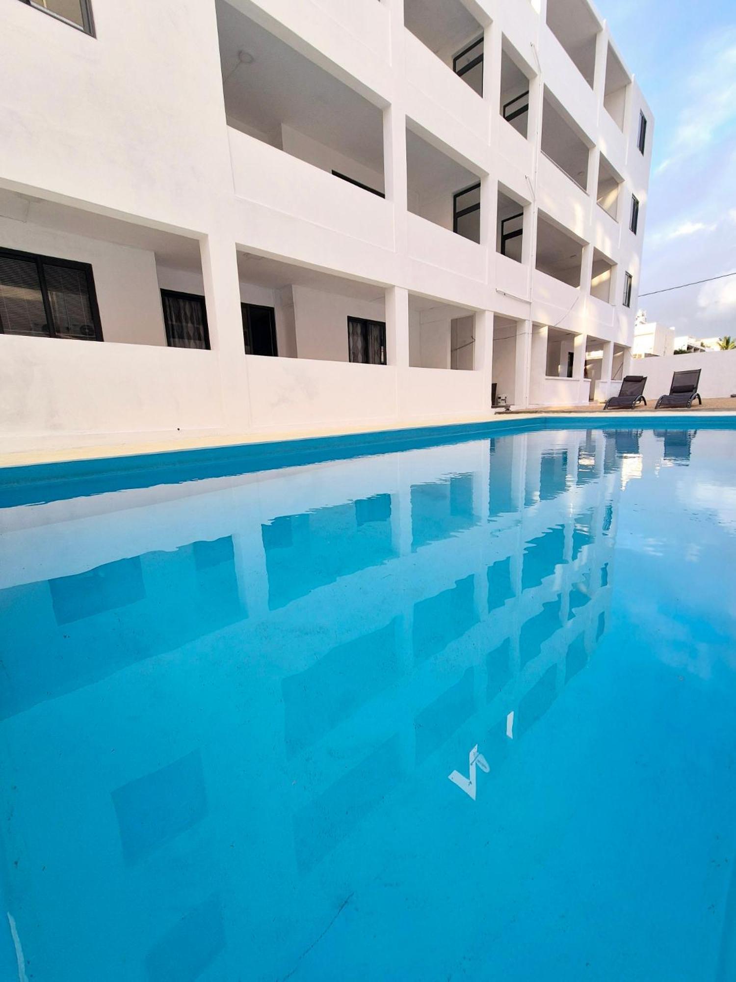 Skyview Apartment- Rooftop Penthouse With Sunset & Sea Views Flic en Flac Exterior photo